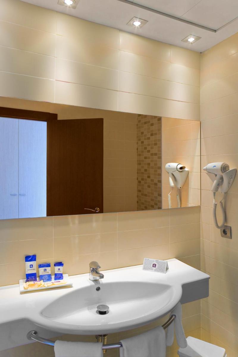 un baño con lavabo y espejo en Hotel RH Bayren Parc, en Gandía