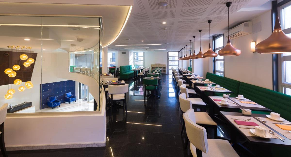 Un restaurante o sitio para comer en Hotel Mercure Jardines de Albia