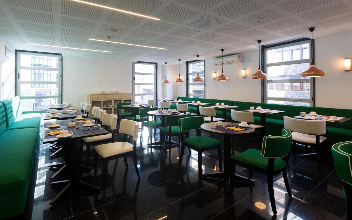 Un restaurante o sitio para comer en Hotel Mercure Jardines de Albia