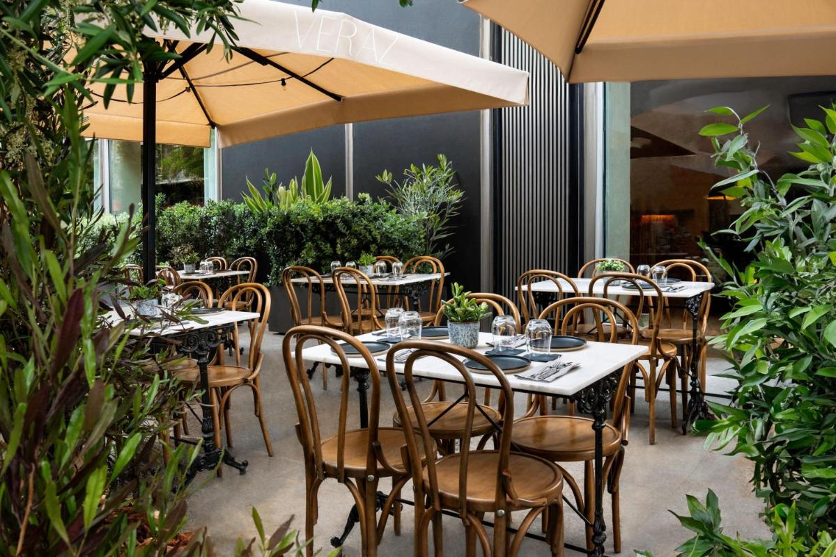 Un restaurante o sitio para comer en The Barcelona EDITION