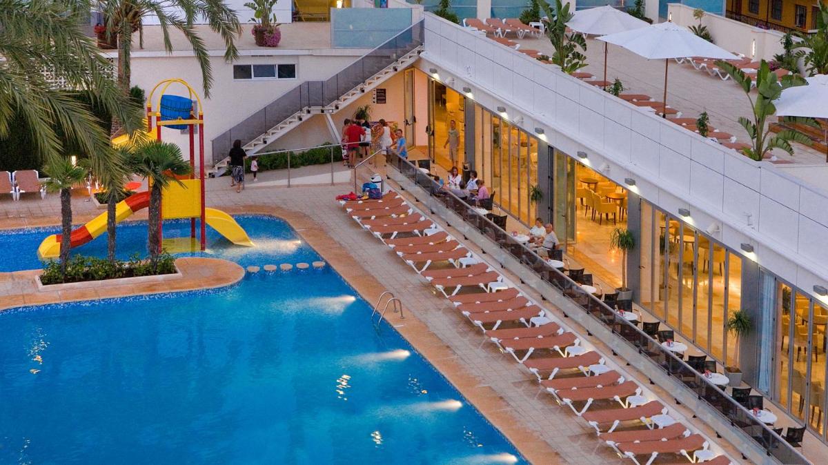 un hotel con piscina y parque infantil en Hotel RH Bayren Parc, en Gandía 21 fotos más