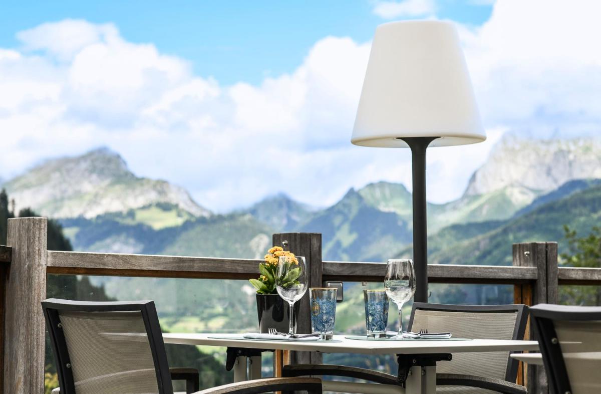 Vue générale sur la montagne ou vue sur la montagne depuis l'hôtel