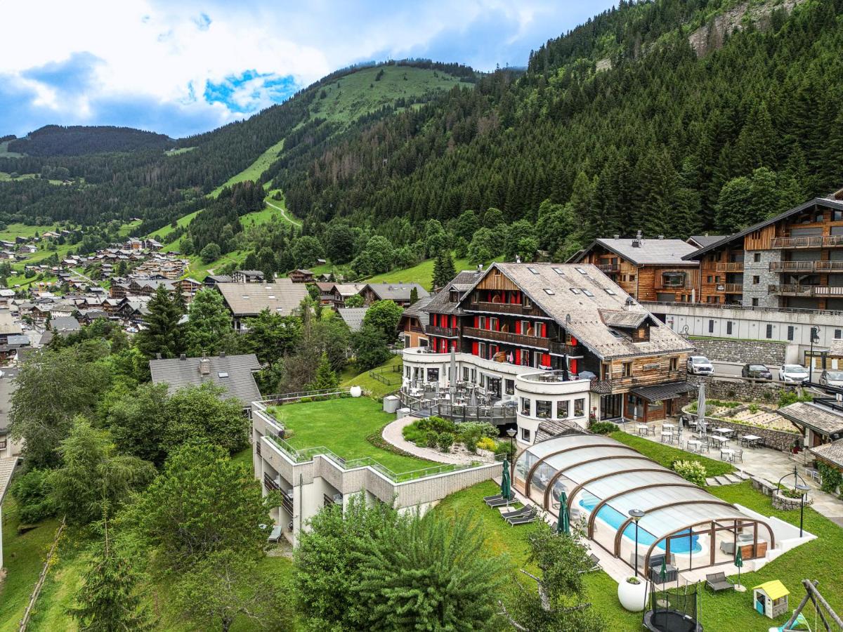 une vue aérienne sur une ville avec une montagne dans l'établissement Fleur De Neige Châtel, à Châtel