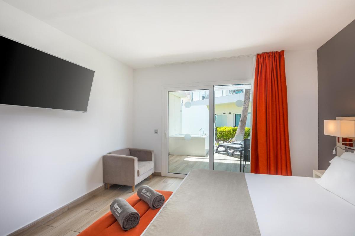 Una televisión o centro de entretenimiento en Barceló Corralejo Sands