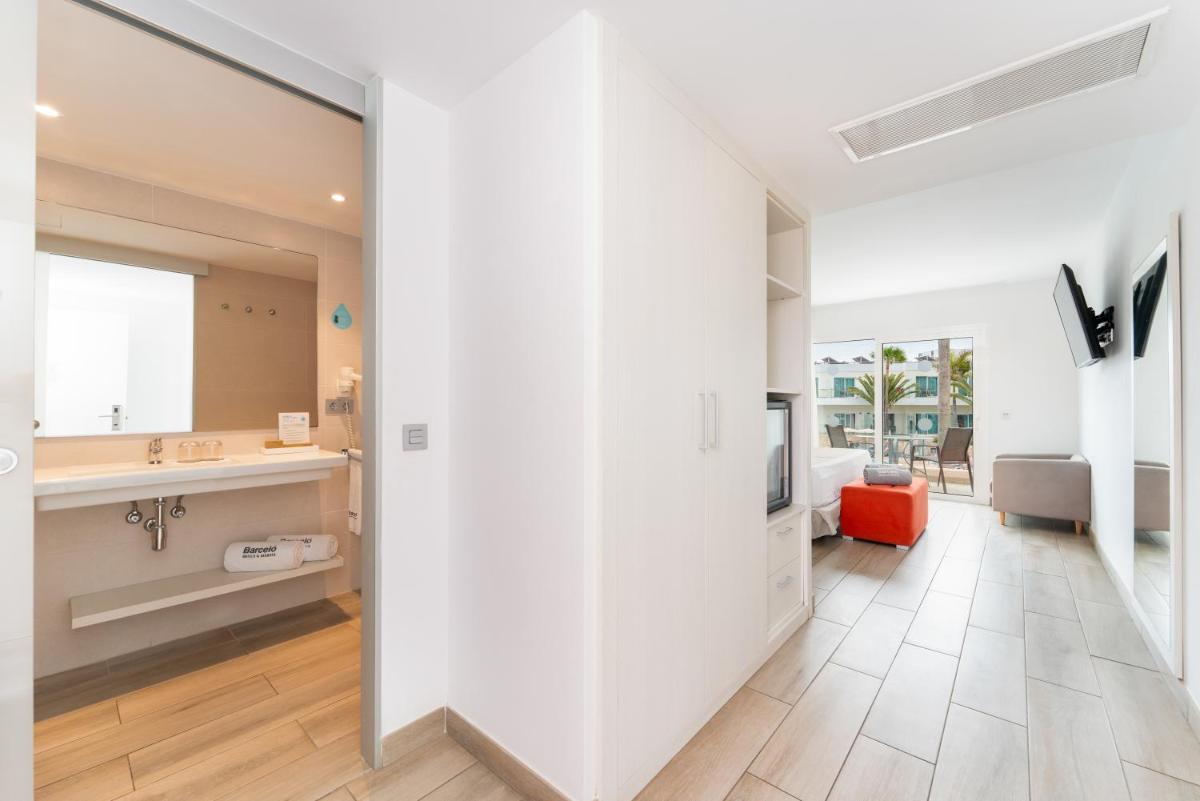Un baño de Barceló Corralejo Sands