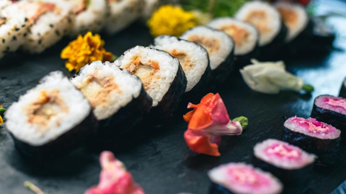 Un montón de sushi en un plato con flores. en Hotel Na Forana, en Cala Ratjada