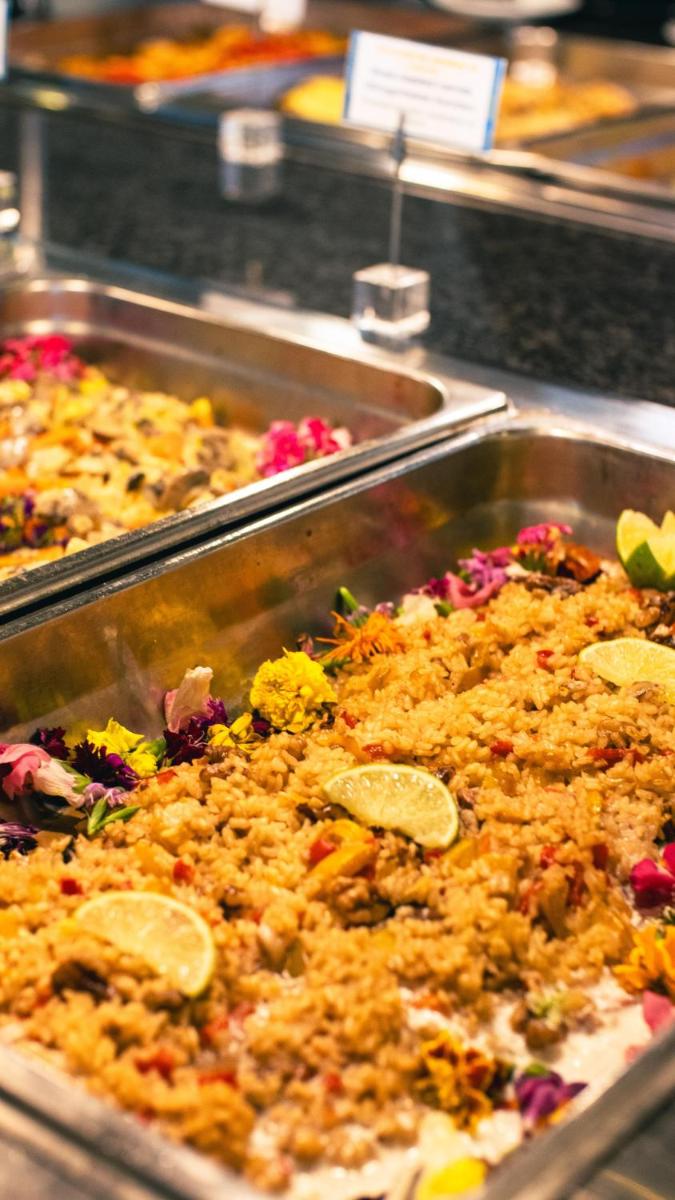 Comida en o cerca de este hotel