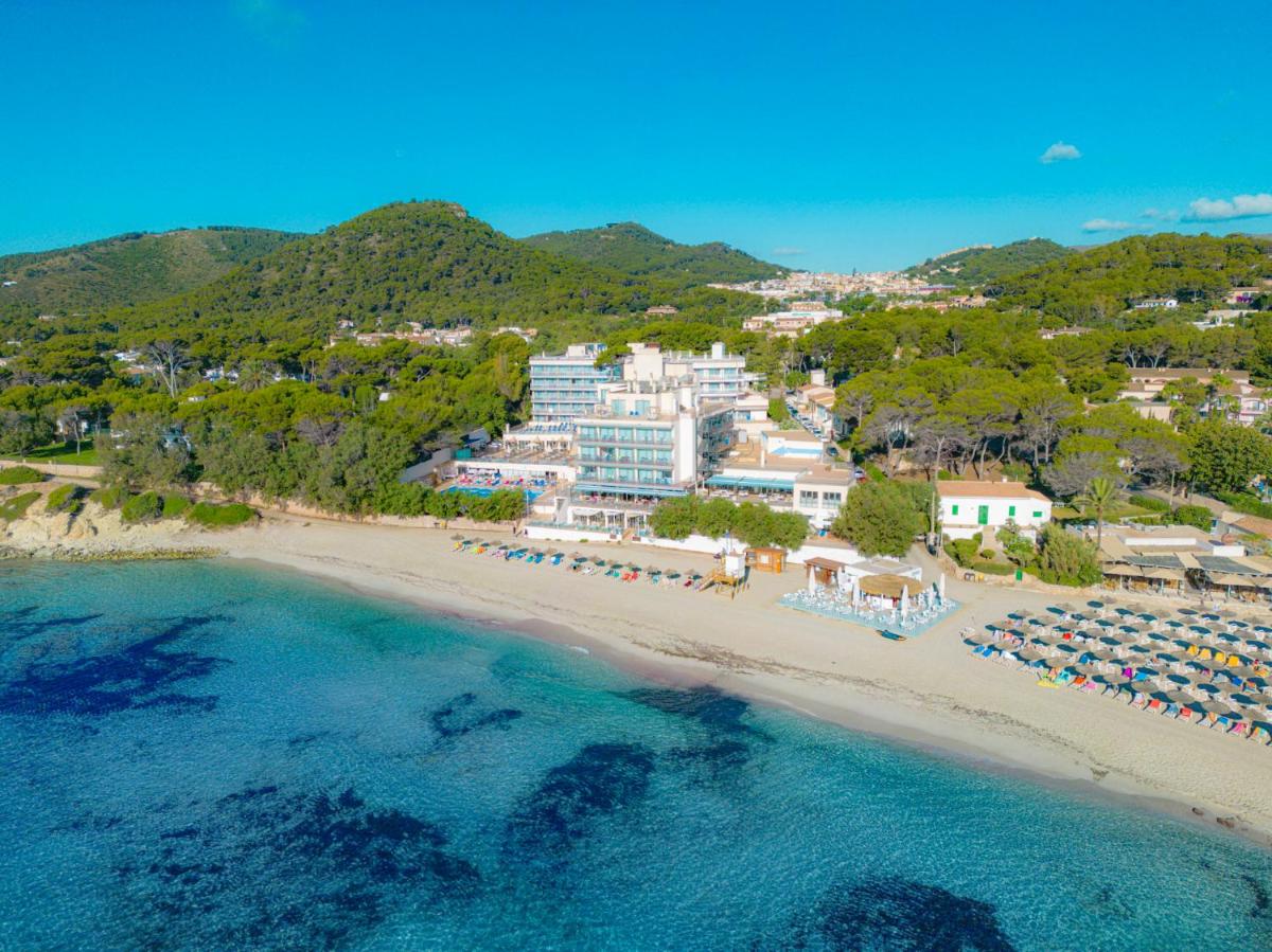 Una vista aérea de una playa con un resort. en Hotel Na Forana, en Cala Ratjada