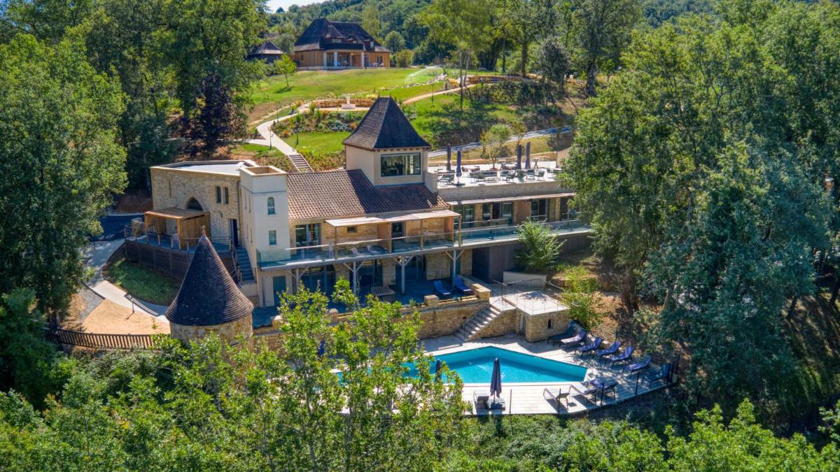 vue aérienne d'une maison avec piscine dans l'établissement La Perle de Domme, à Sarlat-la-Canéda