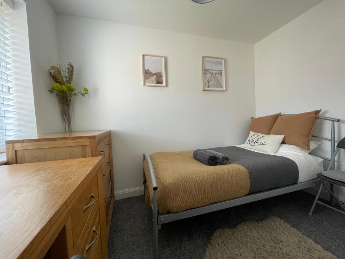 Barry Waterfront Stays - ENTIRE 3 BED PROPERTY - Housity