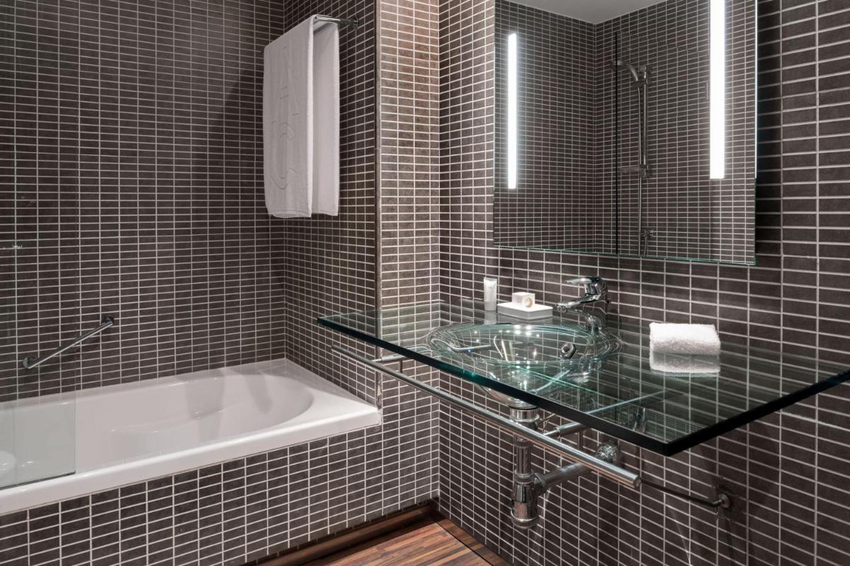 Un baño de AC Hotel San Sebastián de los Reyes by Marriott