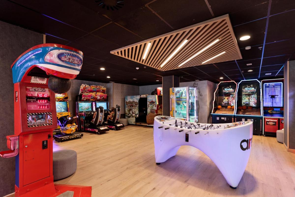 Sala de juegos en Hotel Best Triton