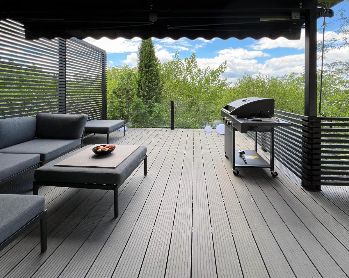 PERGOLA HOUSE IN A GREEN OASIS WITH FANTASTIC VIEW - Housity