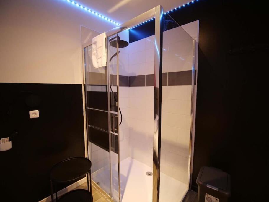 Red Room - Olympe Suites & Spa Lille, Croix, Roubaix - Housity