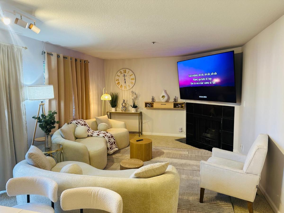 Mid-City Charm 2BR Near LAs Hotspots! - Housity