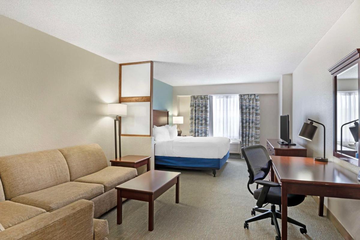 Best Western Plus Crossroads Inn & Suites - Housity