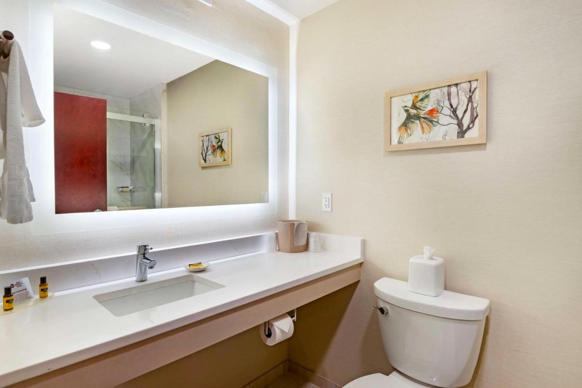 Best Western Plus Crossroads Inn & Suites - Housity