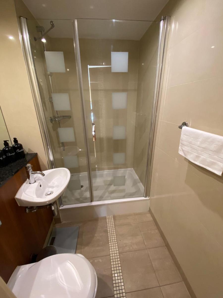 Suitetrails - Black or White en Suite