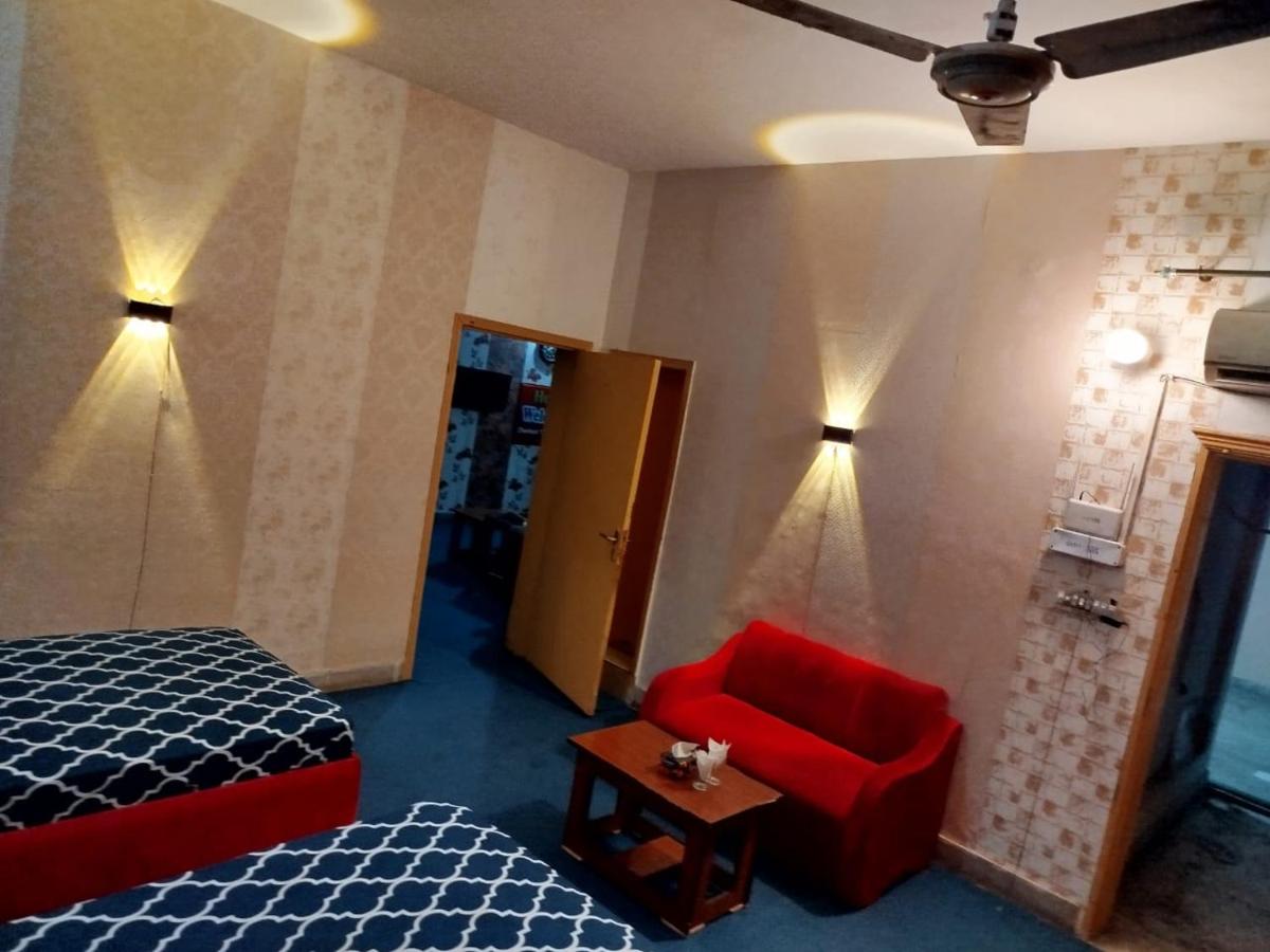 The Royal Family Couples Guest House - Housity