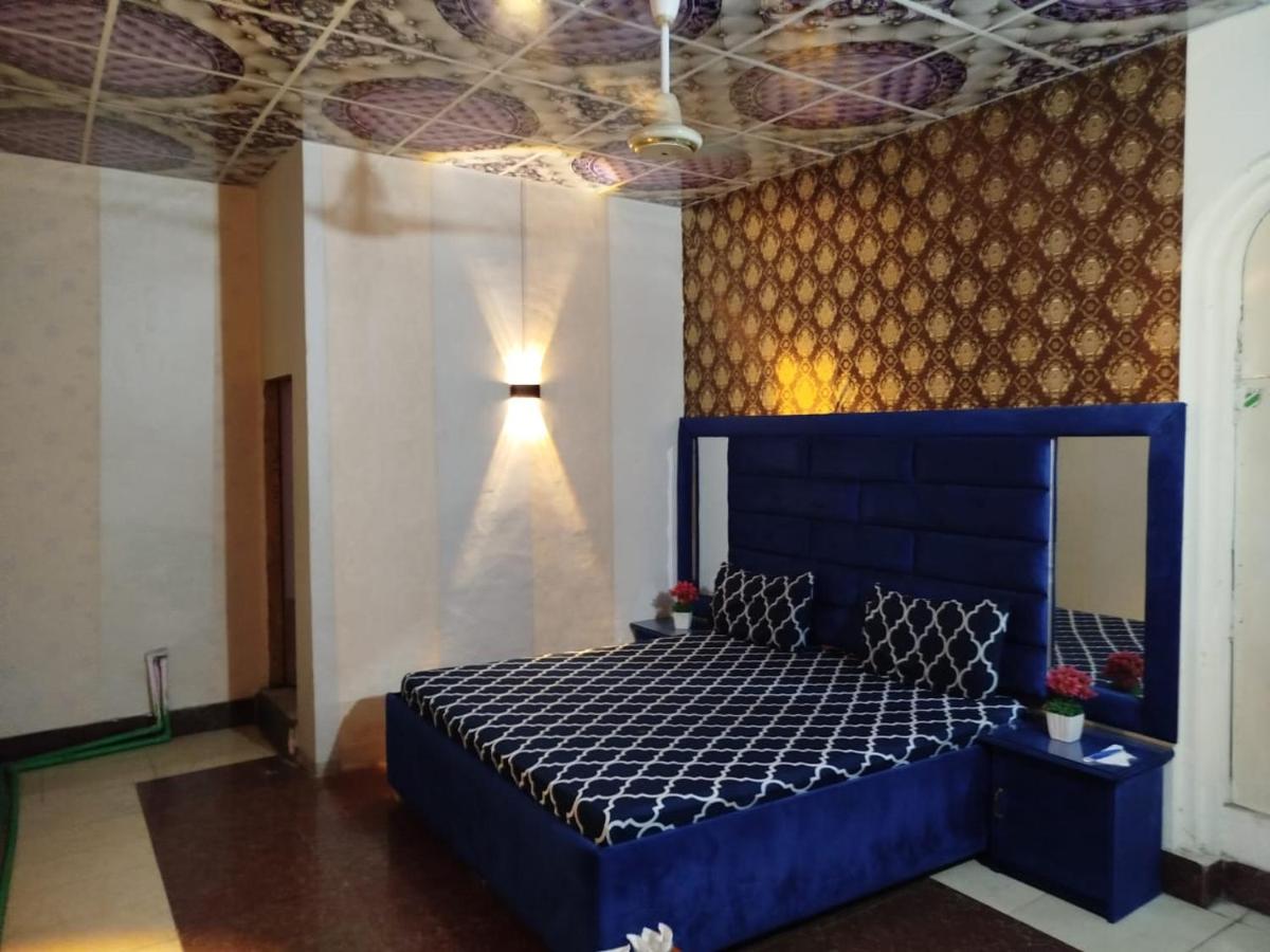 The Royal Family Couples Guest House - Housity