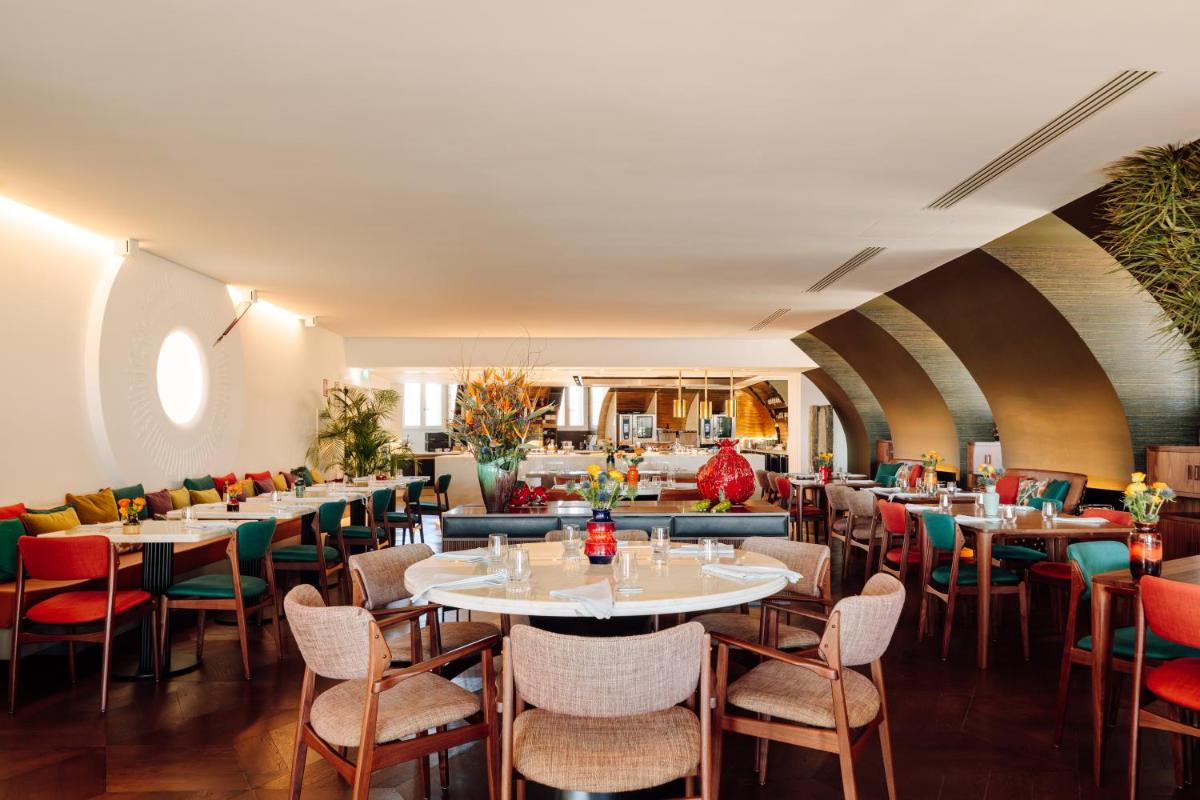 Um restaurante ou outro lugar para comer em Bairro Alto Hotel