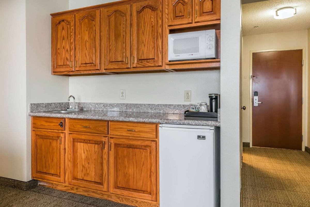 Comfort Suites Springfield I-70 - Housity