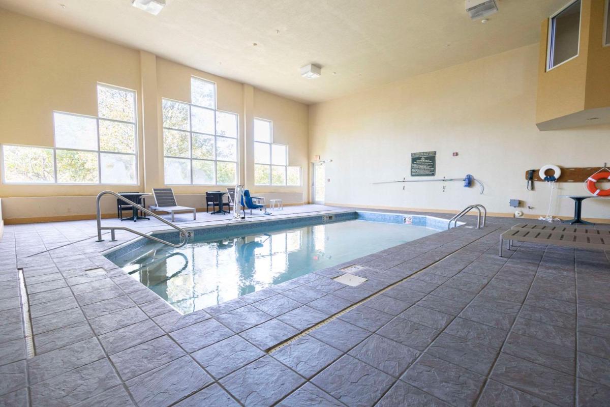 Comfort Suites Springfield I-70 - Housity
