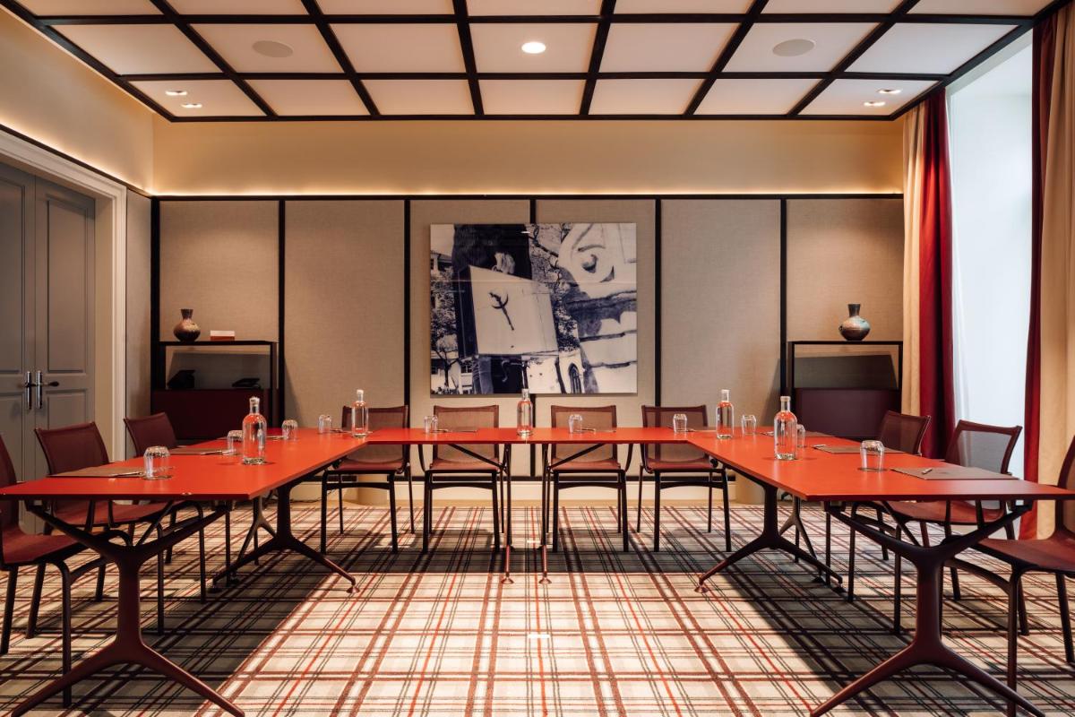 uma grande sala de conferências com mesas e cadeiras em Bairro Alto Hotel em Lisboa
