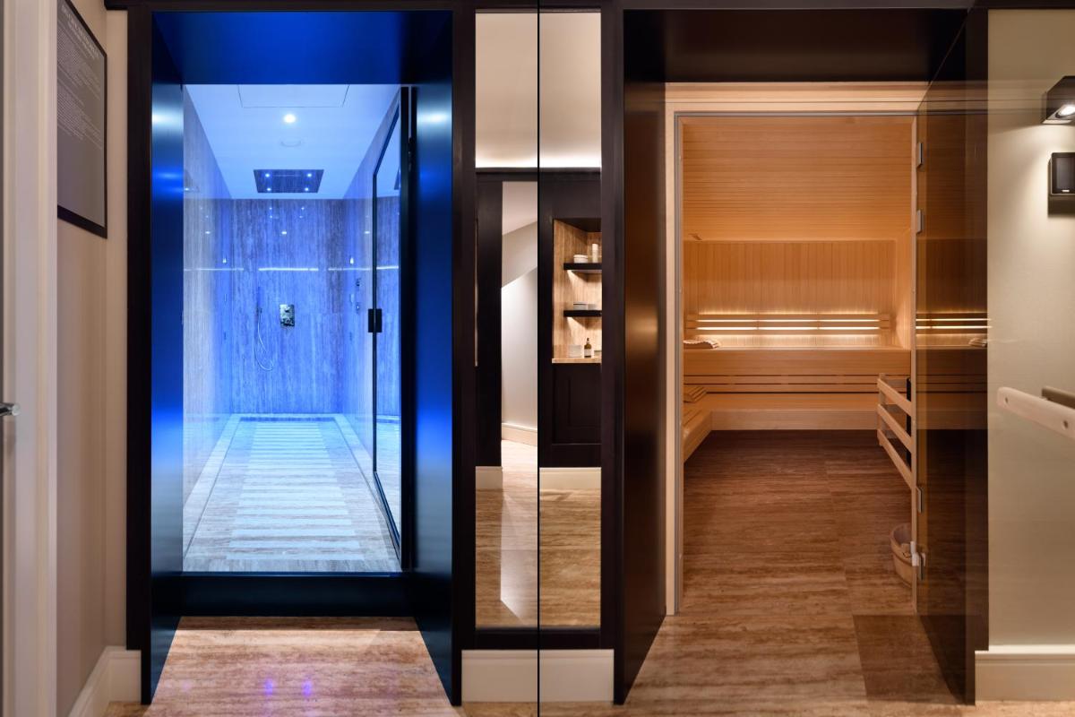 um closet com uma porta de vidro em Bairro Alto Hotel em Lisboa