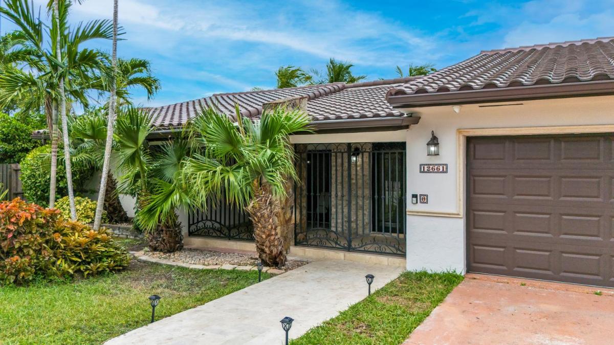 Tropical Oasis with Heated Pool and BBQ - Housity