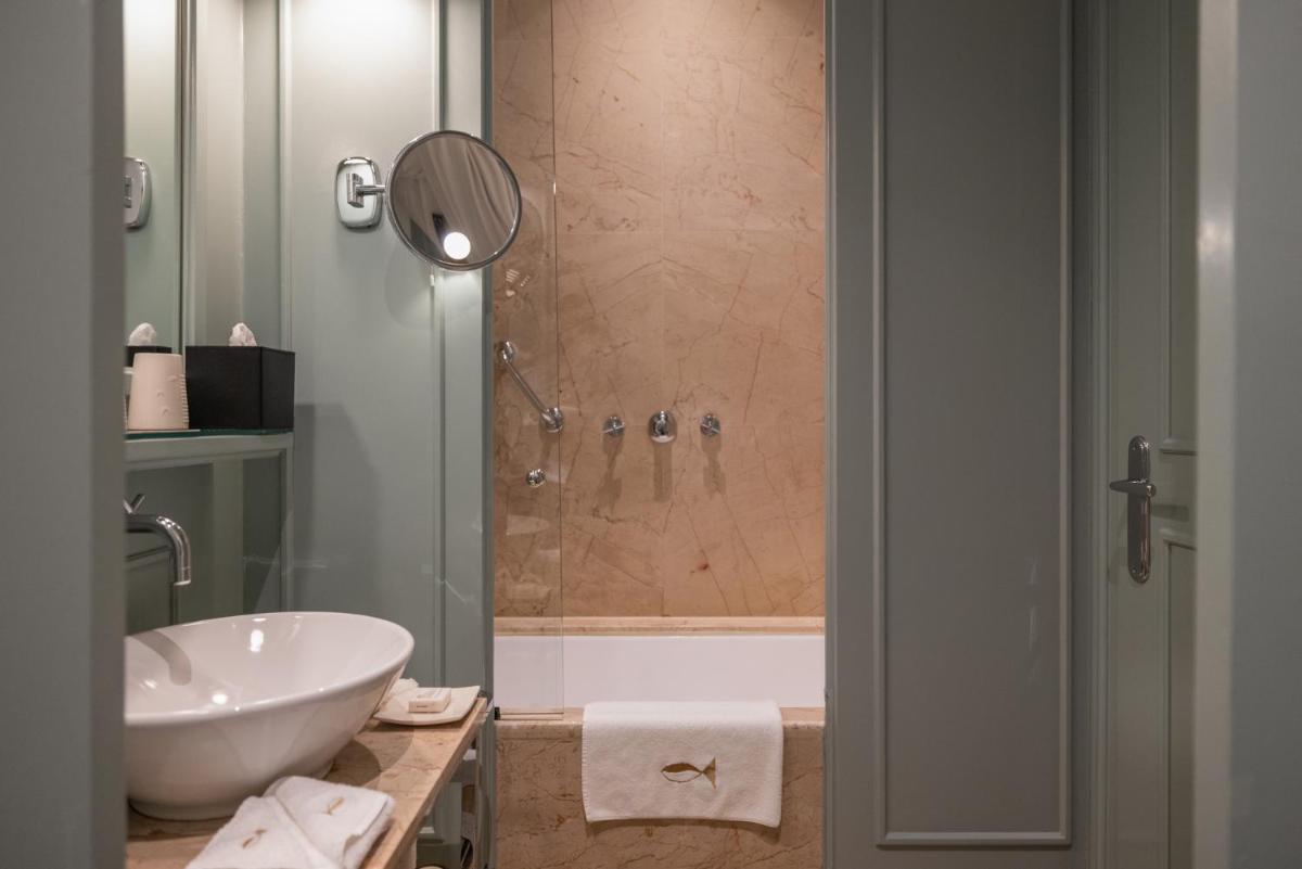 Uma casa de banho em Bairro Alto Hotel