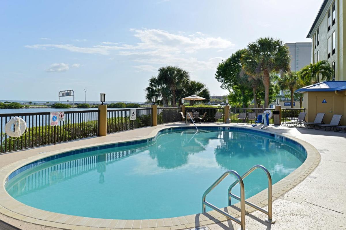 Holiday Inn Express Hotel & Suites Tampa-Rocky Point Island, an IHG Hotel - Housity