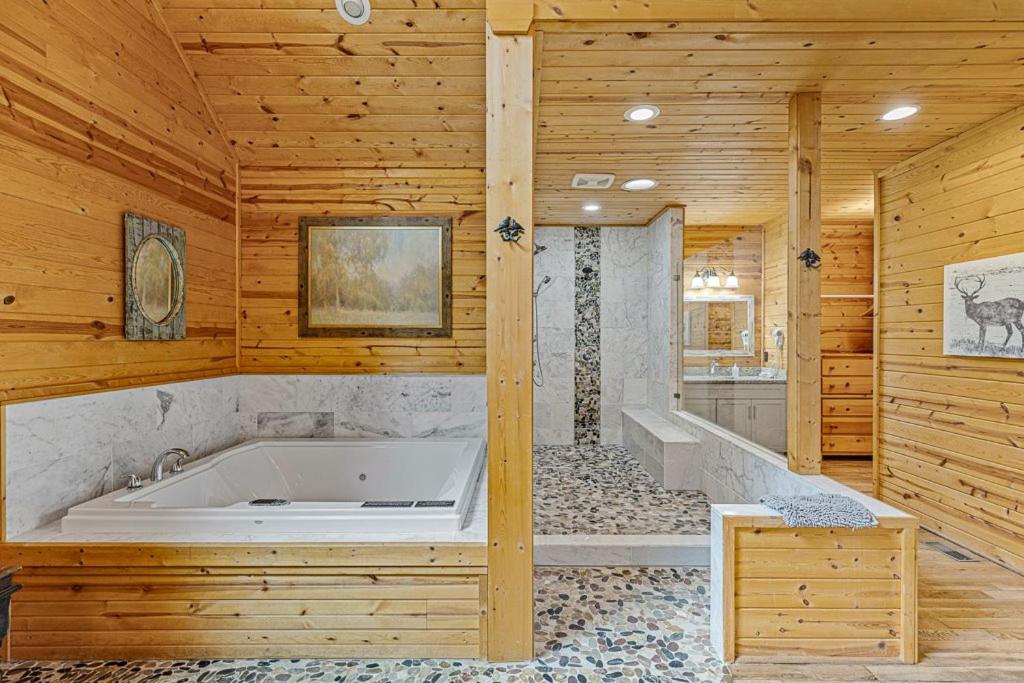Cabin For Two Near Helen w Spa Amenities - Housity