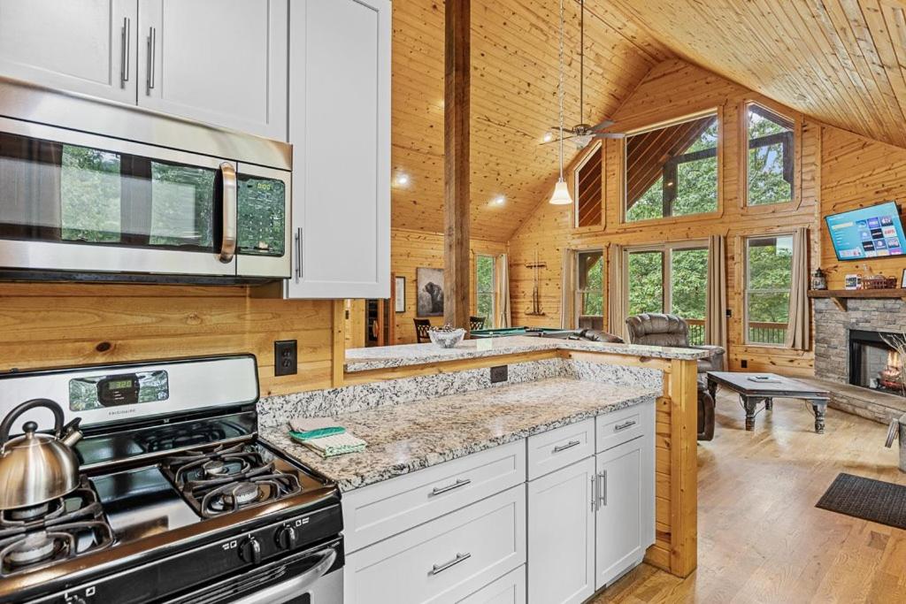 Cabin For Two Near Helen w Spa Amenities - Housity