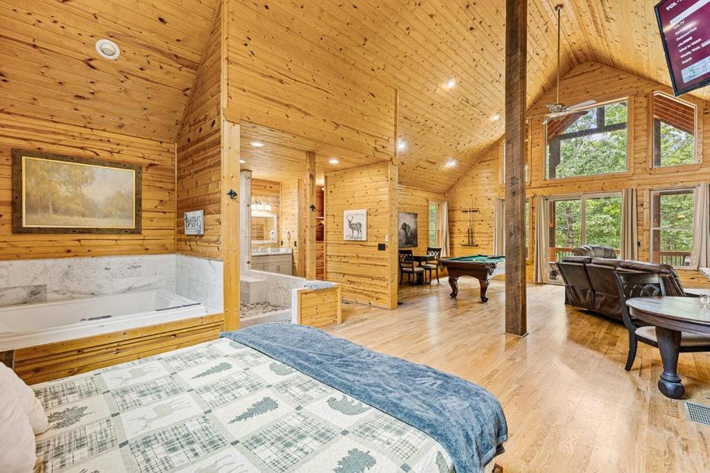 Cabin For Two Near Helen w Spa Amenities - Housity