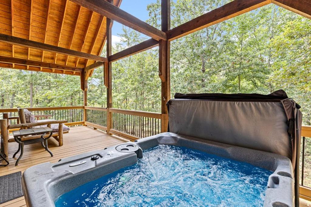 Cabin For Two Near Helen w Spa Amenities - Housity