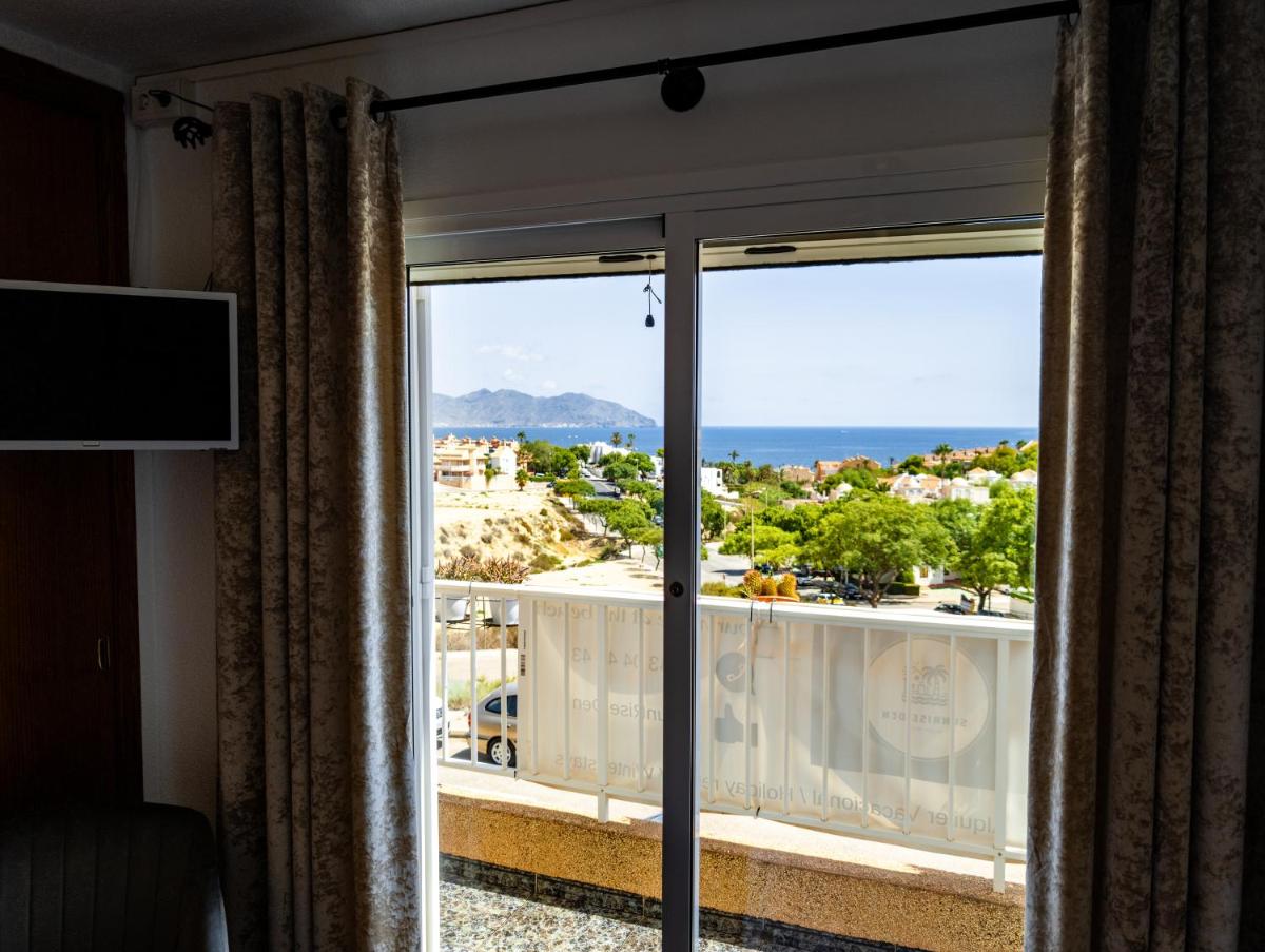 SunRise Den, a pie de playa, vista al mar y piscina - Housity