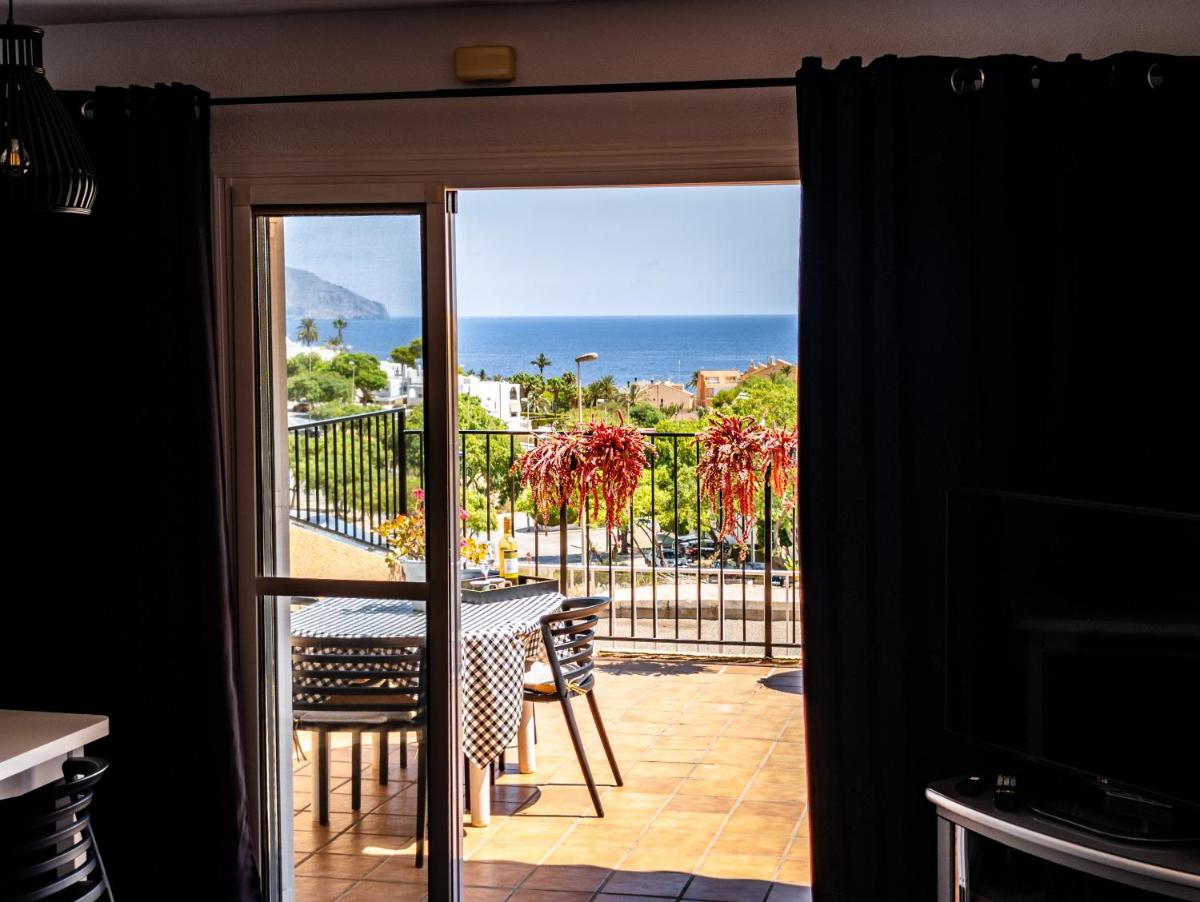 SunRise Den, a pie de playa, vista al mar y piscina - Housity