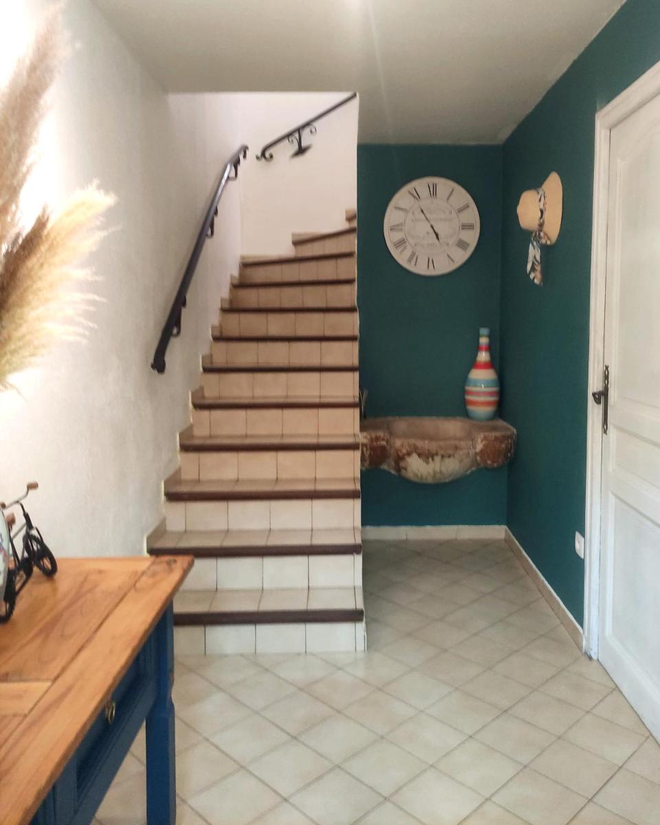 Welcome, Bienvenue, Chez Charly! - Housity