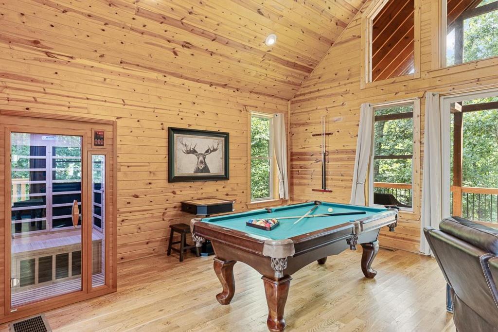 Romantic Cabin with Spa Amenities near Helen GA - Housity