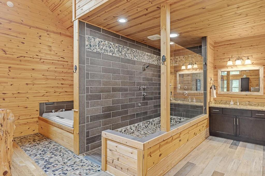 Romantic Cabin with Spa Amenities near Helen GA - Housity