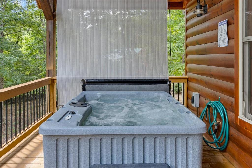 Romantic Cabin with Spa Amenities near Helen GA - Housity