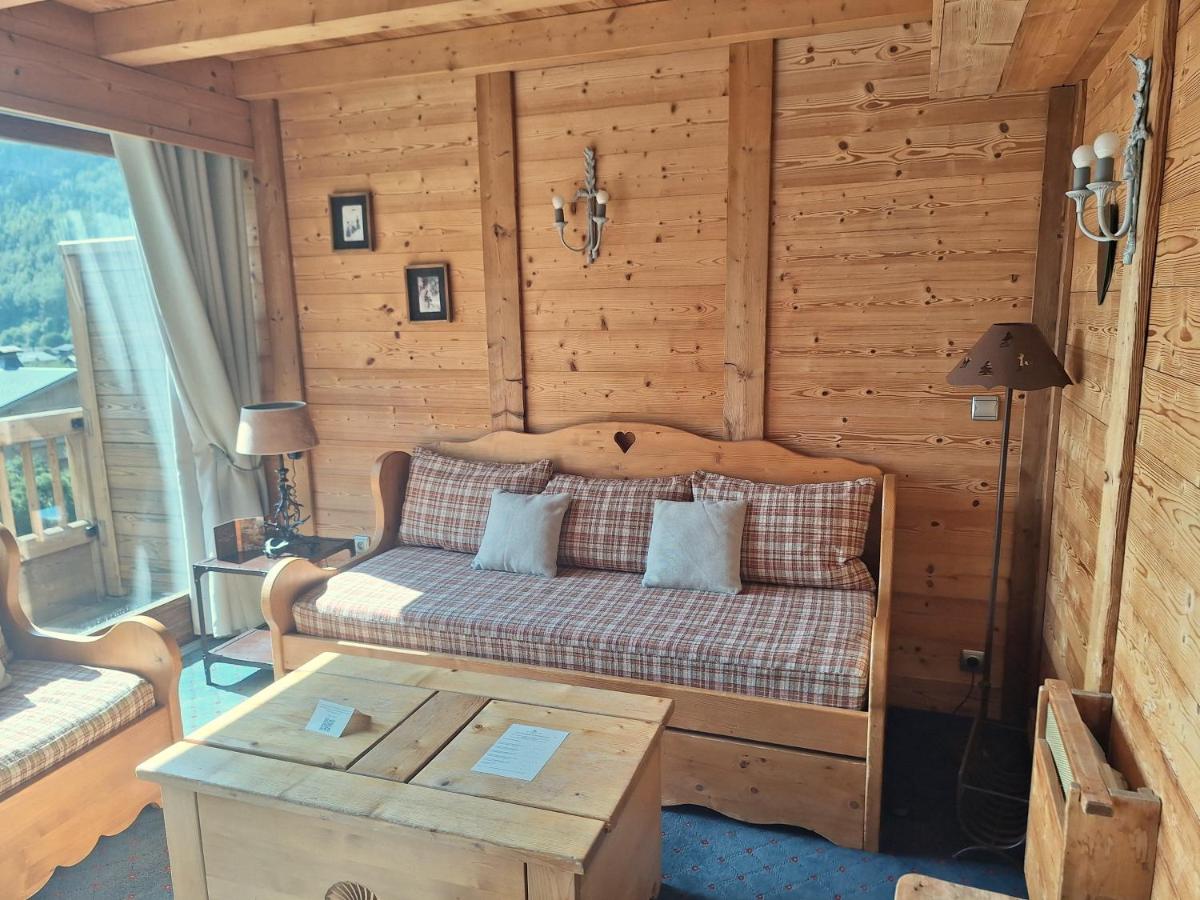 Coin salon dans l'établissement Les Grands Montets Hotel & Spa