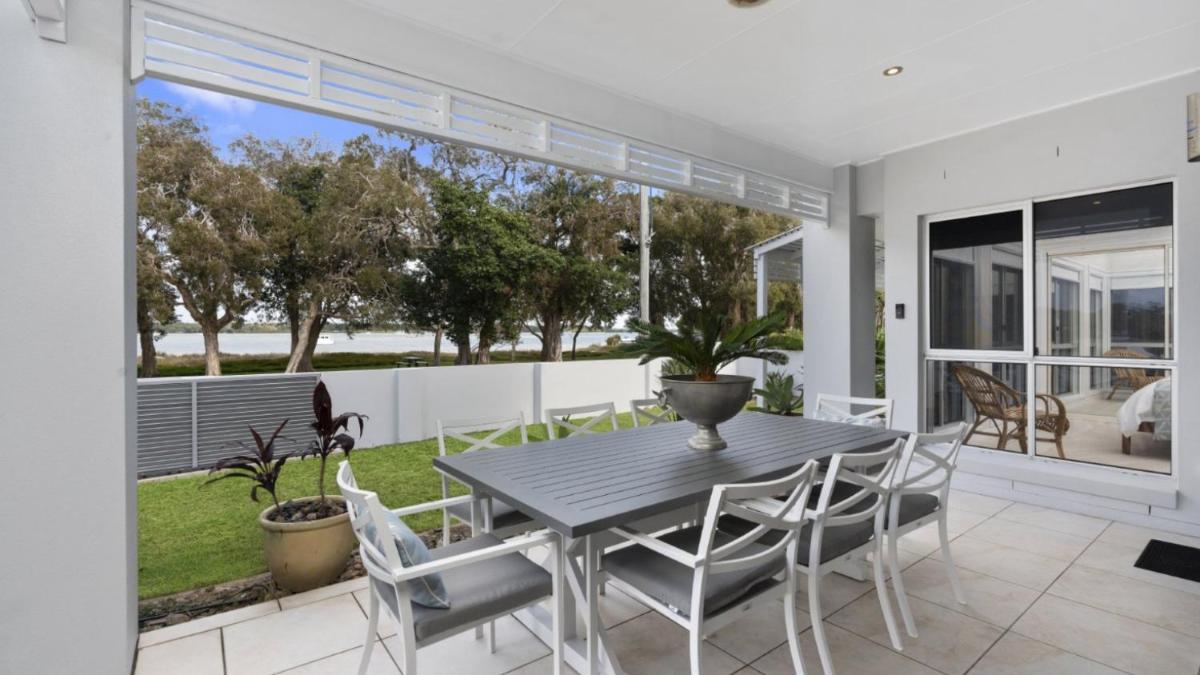 Stunning Waterfront Home with pool - Sylvan Beach Esp, Bellara - Housity