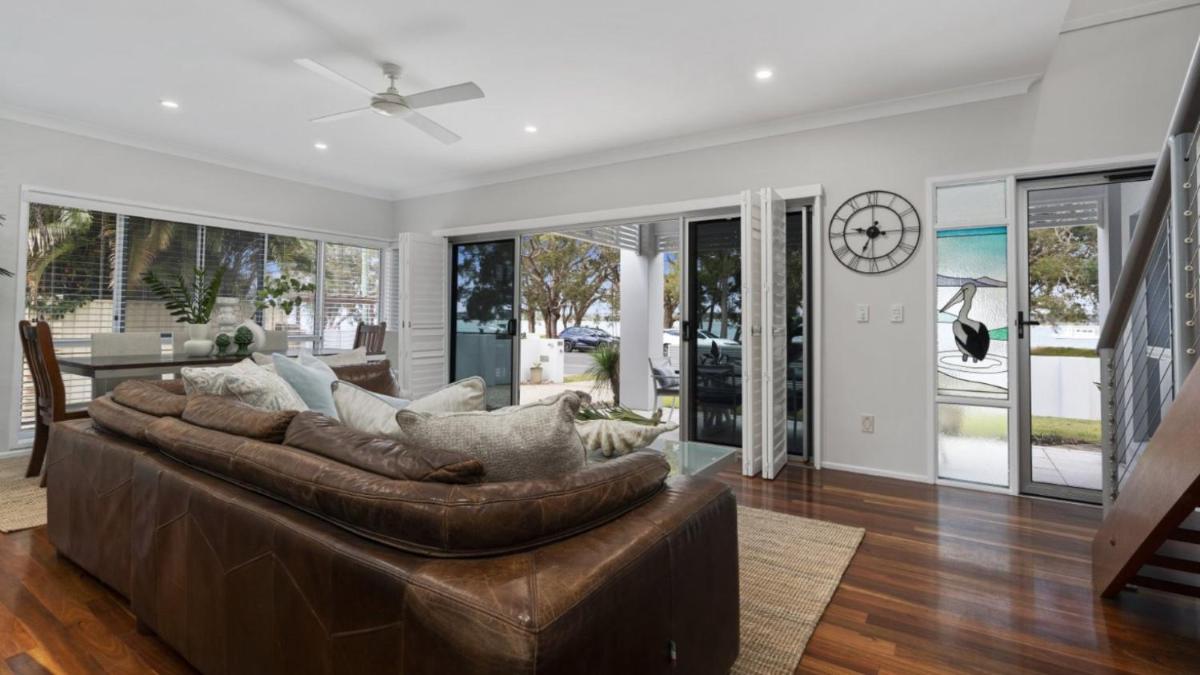 Stunning Waterfront Home with pool - Sylvan Beach Esp, Bellara - Housity
