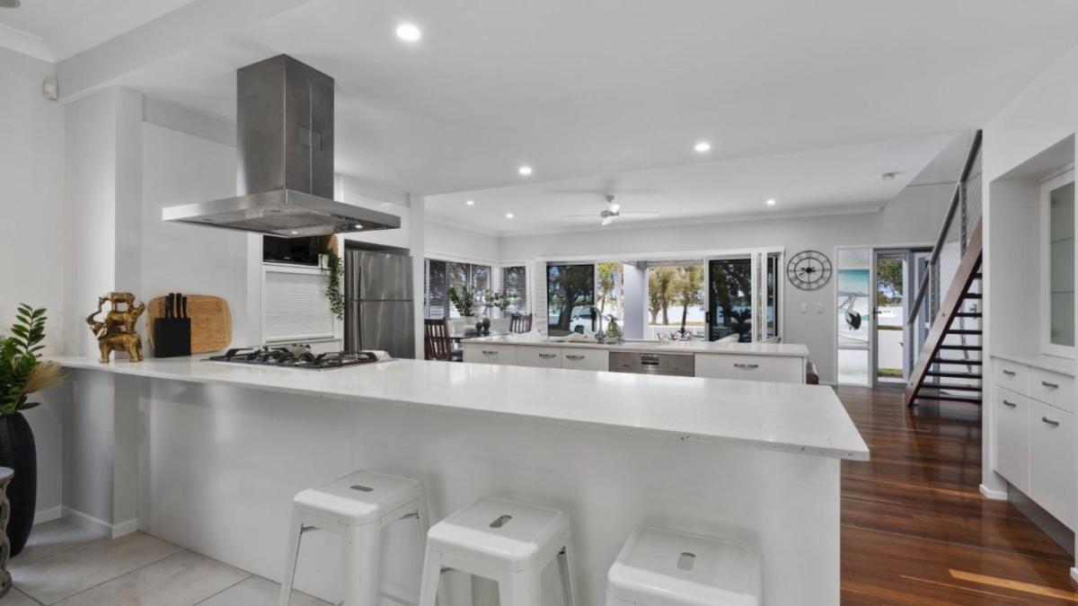 Stunning Waterfront Home with pool - Sylvan Beach Esp, Bellara - Housity