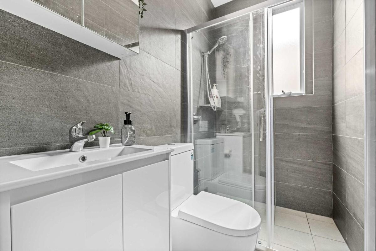 Rustic Single Room - Centrally Located - Shared Bathroom - Housity