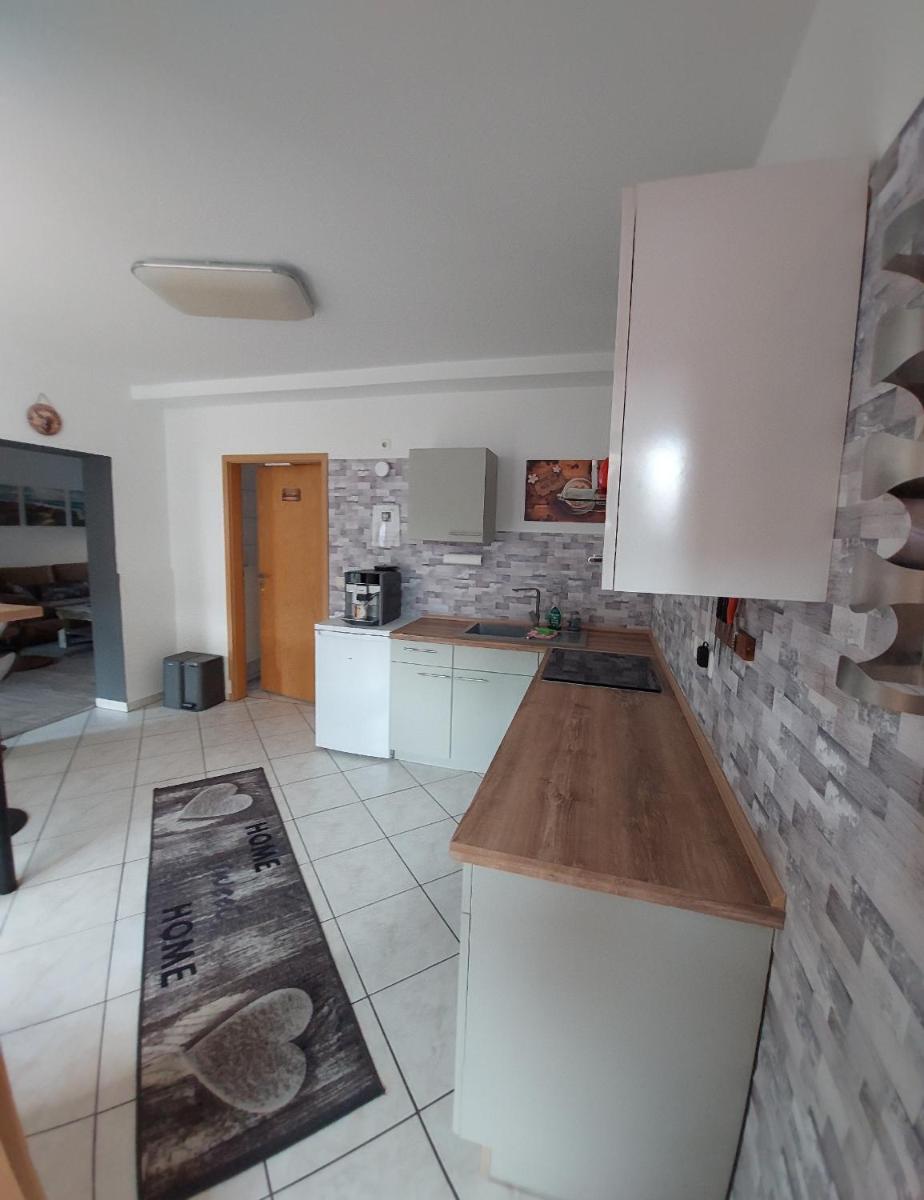 Modernes Appartement nur 5 km von Erfurt, stilvoll komfortabel und perfekt angebunden, Kaffeevollautomat, TV, WLAN, Schlafsofa und Einkaufsmöglichkeiten in der Nähe, hervorragende Anbindung zur A4 und A71, kostenlose öff Parkplätze für PKW und Transporter - Housity
