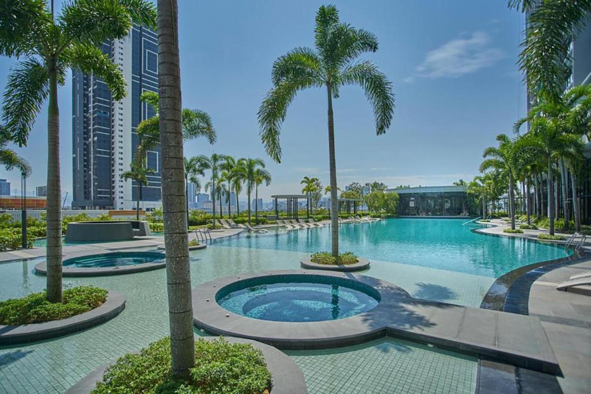 Skyscraper 65 KL Highest Outdoor Bathtub Luxury Lavish Designer Suite Penthouse Lv65 - Housity