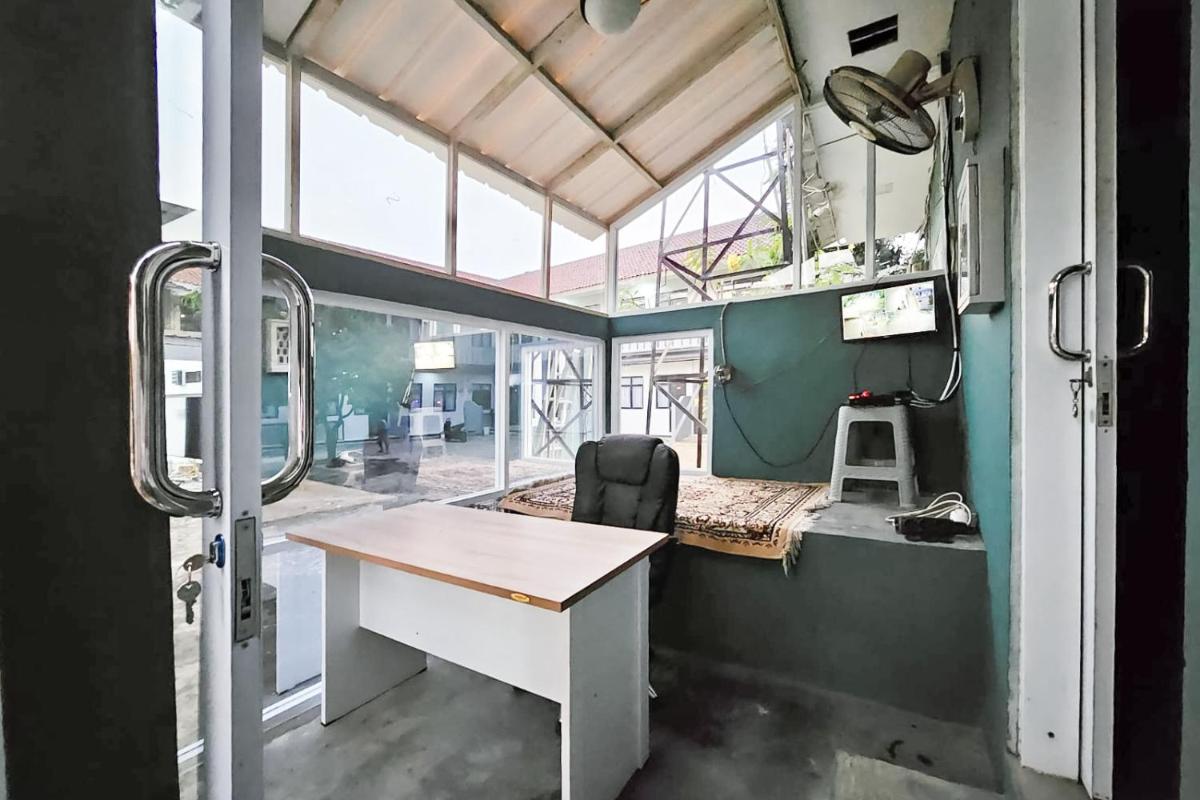 RedDoorz near Maulana Yusuf Stadium Serang - Housity